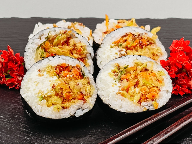Futomaki z warzywami w tempurze