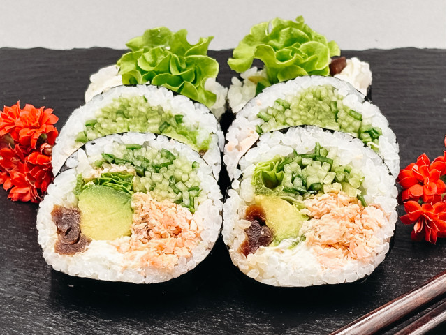 Futomaki z łososiem grill