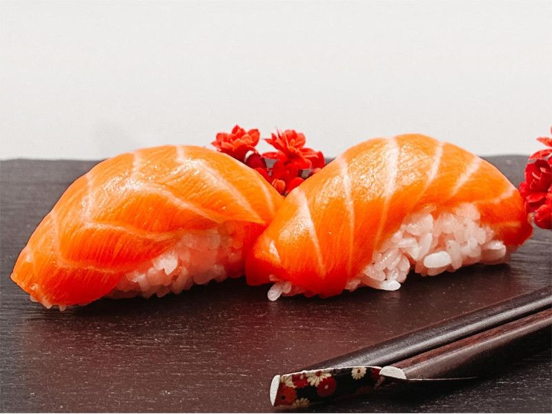 Nigiri z łososiem