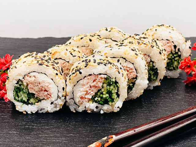 Uramaki Kalifornia z łososiem grill w sezamie (8 szt)