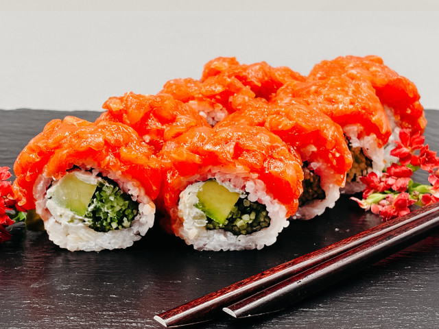 Uramaki Tatar łosoś (8 szt)
