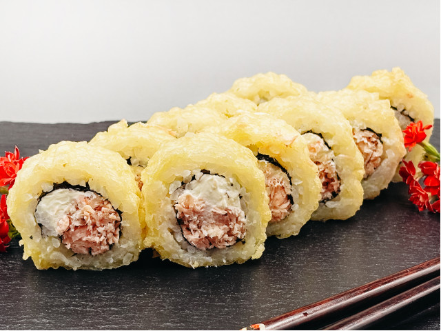 Uramaki Tempura łosoś (10 szt)
