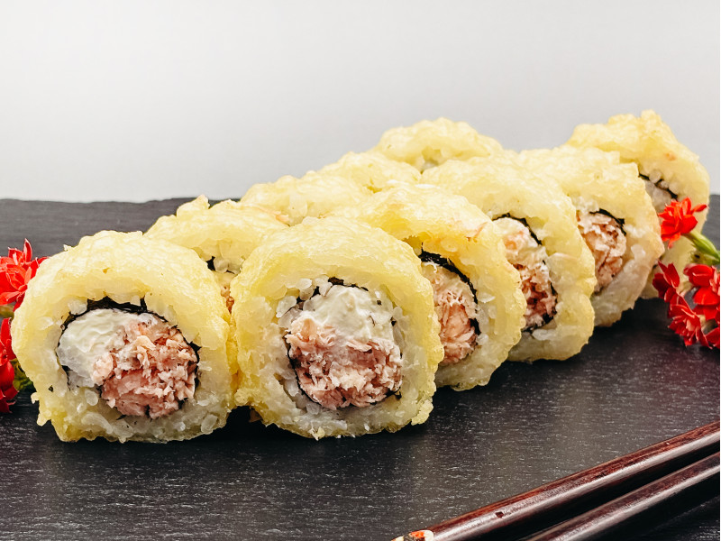 Uramaki Tempura łosoś (10 szt)