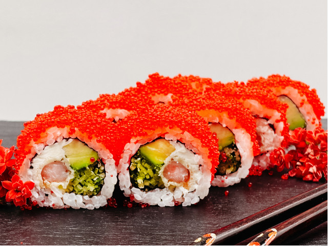 Uramaki z krewetką w tempurze w kawiorze (8 szt)