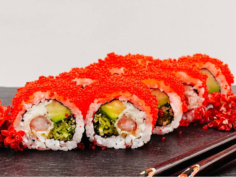 Uramaki z krewetką w tempurze w kawiorze (8 szt)