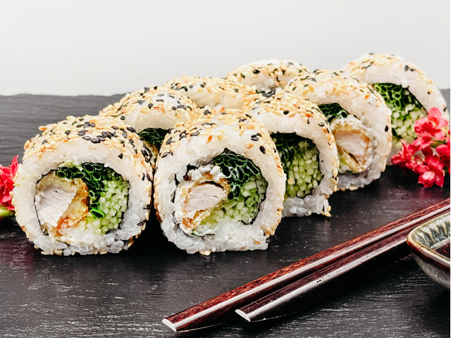 Uramaki z kurczakiem (panko) sezam (8 szt)