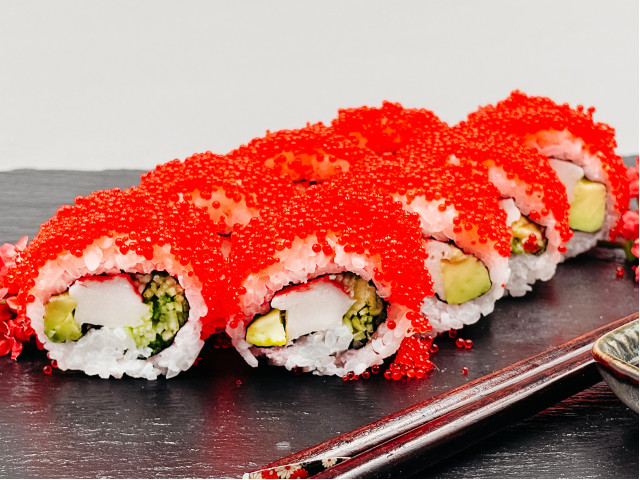 Uramaki z surimi w kawiorze (8 szt)