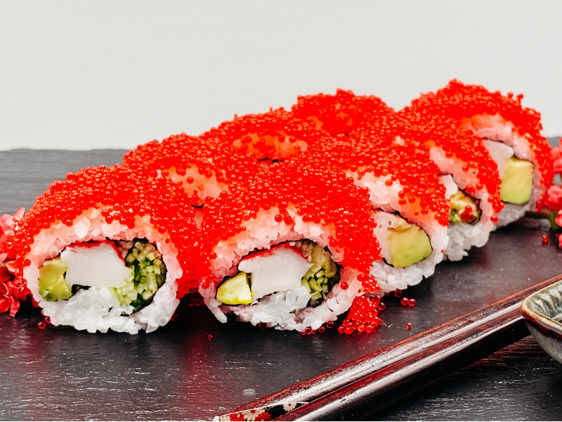 Uramaki z surimi w kawiorze (8 szt)