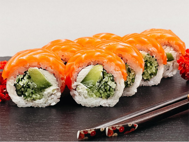 Uramaki z łososiem premium (8 szt)